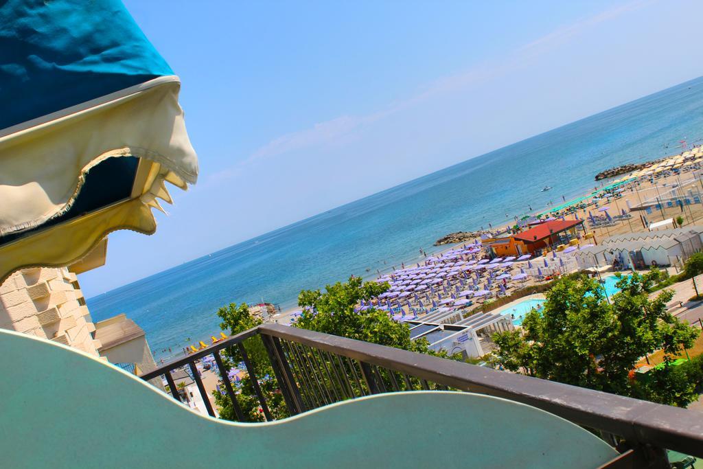 Hotel Bristol Misano Adriatico Eksteriør billede